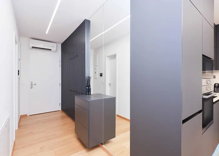 Downtown Luxe Retreat- Konventna Appartement Bratislava