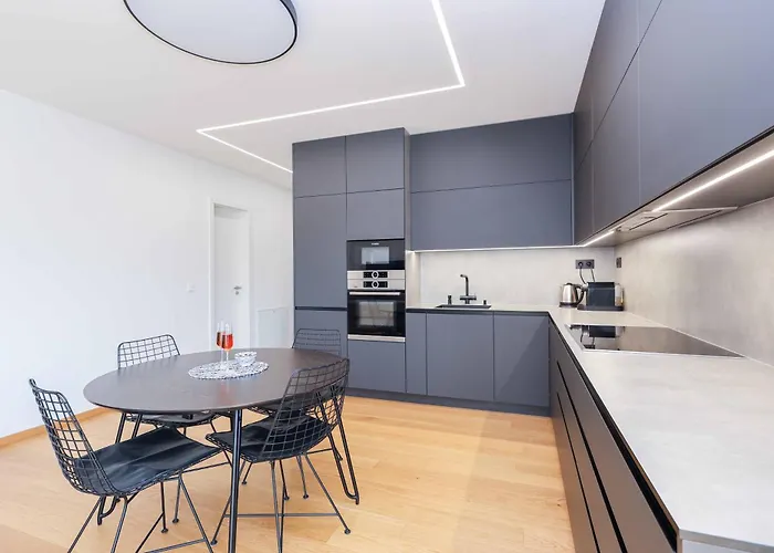 Downtown Luxe Retreat- Konventna Bratislava